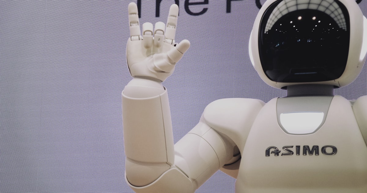 AI sales agent and human BDR working side by side on lead outreach